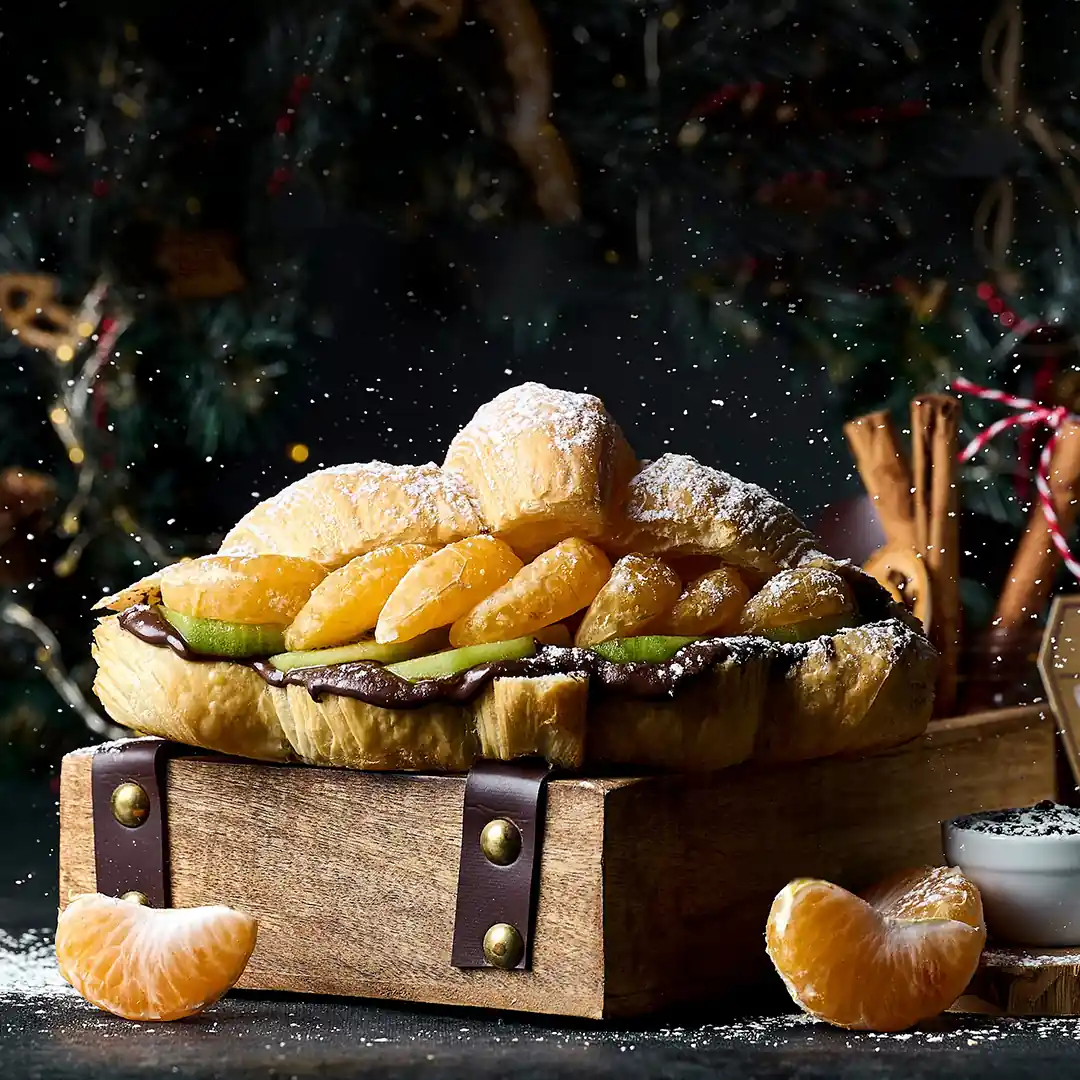 Croissant Świąteczny z mandarynkami - smak, który wprowadzi świąteczną magię do każdego kęsa. Spróbuj teraz w Lviv Croissants!