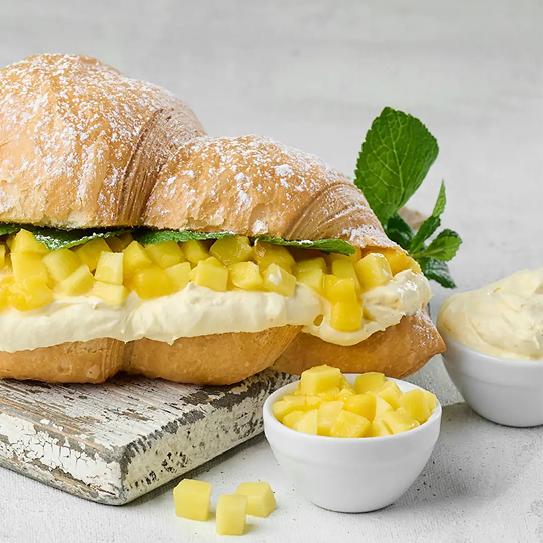 Croissant Mango - egzotyczna przyjemność dostępna teraz w Lviv Croissants. Spróbuj świeżości w każdym kęsie!