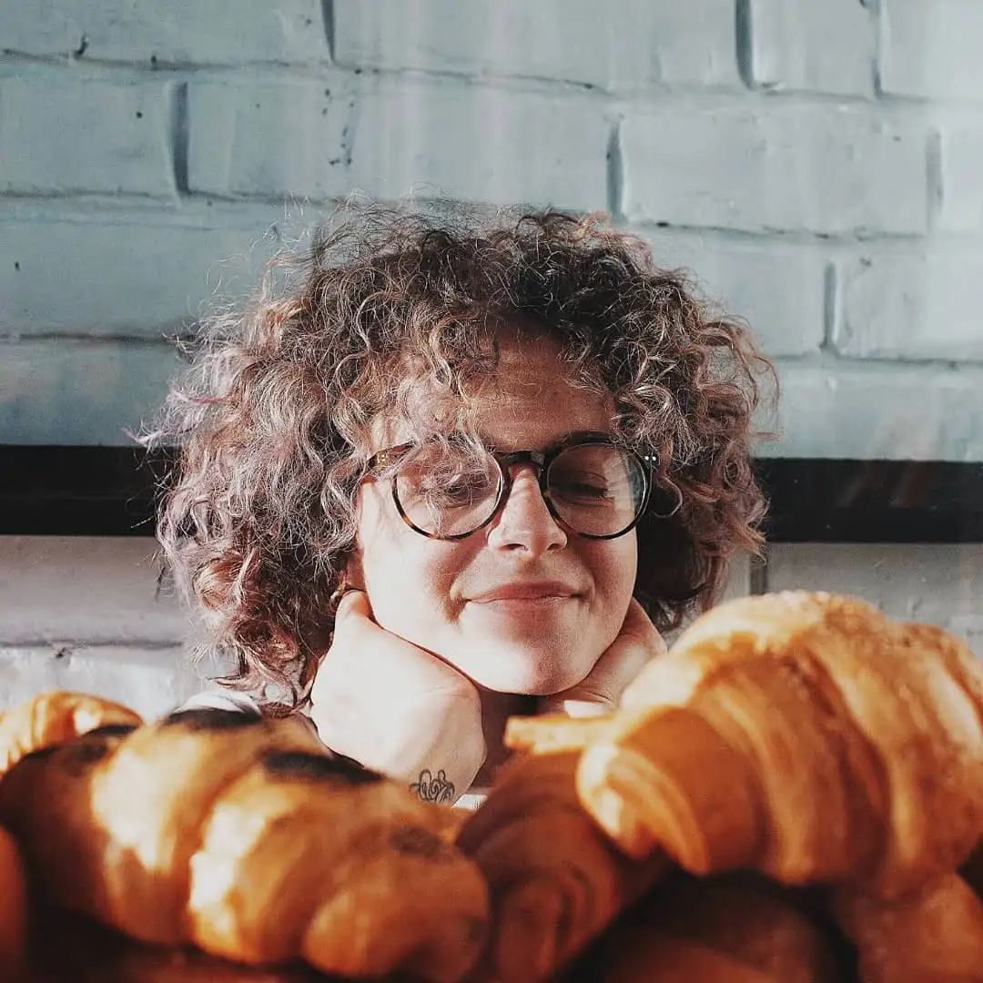 Dziewczyna z croissantami zdjęcie